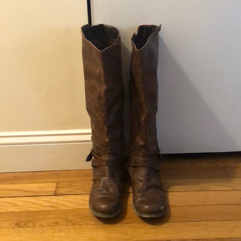 Great stylish boots with fun red accents!